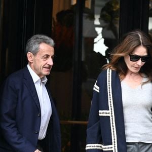 Une réunion familiale empreinte de tendresse et de gravité, où chacun a semblé vouloir profiter de chaque minute avant que la réalité ne rattrape les Sarkozy.

Nicolas Sarkozy et sa femme Carla Bruni - La famille Sarkozy réunie au restaurant du "Four Seasons Hôtel George V" pour l'anniversaire de Giulia Sarkozy (14 ans) à Paris, France, le 19 octobre 2025. Nicolas profite au maximum de ses derniers jours de liberté avant son incarcération à la prison de la Santé mardi 21 octobre. © Bestimage