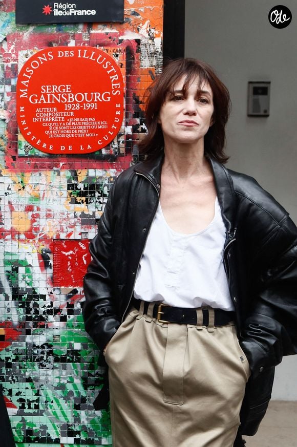 Dans le même temps, la Maison Gainsbourg traversait d’importantes difficultés financières et était placée en redressement judiciaire depuis 2024. 

Ben Attal, Rachida Dati (ministre de la culture), Charlotte Gainsbourg lors de la cérémonie de dévoilement de la plaque "Maison des Illustres" de la Maison Gainsbourg à Paris, France, le 2 avril 2024. © Christophe Clovis/Bestimage