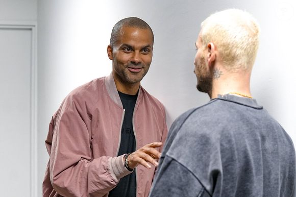 Tony Parker et Matt Pokora parlent séries Netflix avant de s’affronter amicalement lors d’un match de basket par équipes dans le cadre d’une animation Radio Scoop au Gymnase Mado Bonnet à Lyon le 26 octobre 2023. © Panoramic / Bestimage