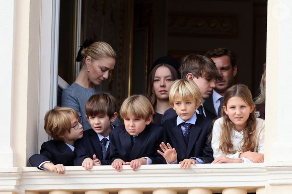 Tous ont été ainsi immortalisés par les photographes présents sur place

Pierre Casiraghi, Beatrice Borromeo, leurs fils Stefano et Francesco avec Maximilian, India, Balthazar Rassam, Raphaël Elmaleh, la princesse Alexandra de Hanovre - La famille princière de Monaco au balcon du palais, à l'occasion de la Fête Nationale de Monaco, le 19 novembre 2025. © Dominique Jacovides/Bestimage