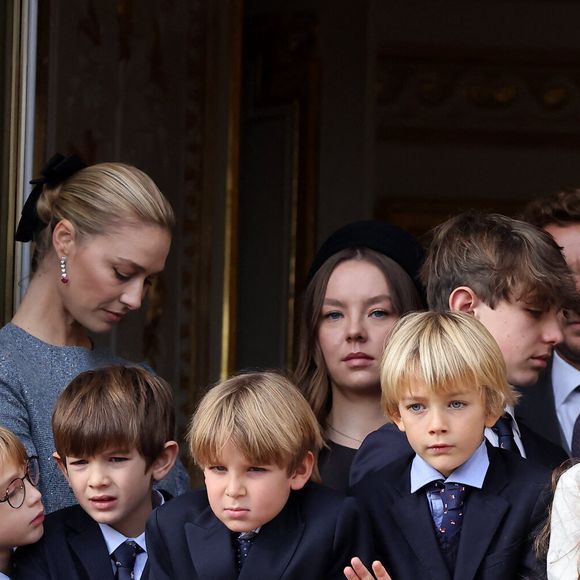 Tous ont été ainsi immortalisés par les photographes présents sur place

Pierre Casiraghi, Beatrice Borromeo, leurs fils Stefano et Francesco avec Maximilian, India, Balthazar Rassam, Raphaël Elmaleh, la princesse Alexandra de Hanovre - La famille princière de Monaco au balcon du palais, à l'occasion de la Fête Nationale de Monaco, le 19 novembre 2025. © Dominique Jacovides/Bestimage