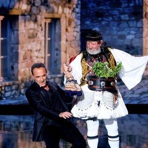 Nikos raconte avoir ressenti sa présence de façon intense juste avant d'apprendre sa disparition.

Exclusif - Nikos Aliagas lors surprises lors de l'enregistrement de l'émission "La chanson secrète N°14", présentée par N.Aliagas et diffusée le 26 décembre sur TF1, consacrée à Nikos Aliagas à Paris le 10 Décembre 2025
JACOVIDES-MOREAU / BESTIMAGE