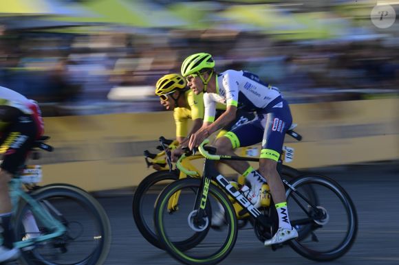 Malgré la maladie et les épreuves passées, il garde le moral et continue de commenter le cyclisme avec énergie.


Egan Bernal (COL)  Team INEOS, OFFREDO Yoann (FRA)  Wanty - Gobert Cycling Team - Arrivée de la 21ème et dernière étape de la 106ème édition du Tour de France 2019 sur les Champs-Elysées à Paris le 28 juillet 2019. © Nico Vereecken/Panoramic/Bestimage