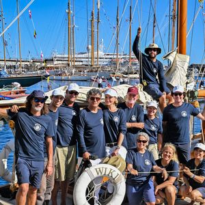 Adriana Karembeu, Tom Meyer, le chef de laChèvre d’Or et Marc Lavoine - Adriana Karembeu, le mannequin, actrice et animatrice de télévision slovaque, accompagnée par Marc Lavoine, est l'invité du Yacht Club de Monaco pour la Monaco Classic Week à Monaco, le 11 septembre 2025. © Bruno Bebert / Bestimage