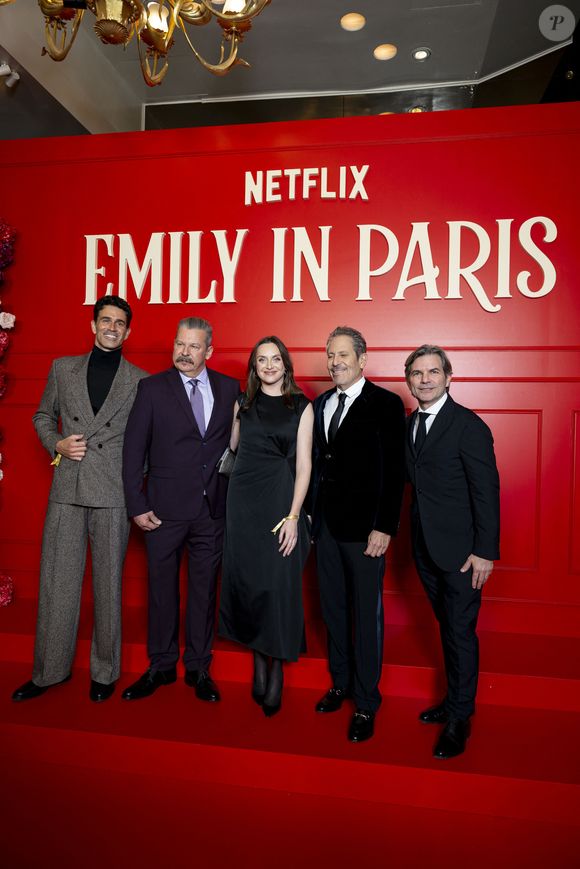 Andrew Fleming, Darren Star, guest lors de la première de la série "Emily in Paris" saison 5 au Grand Rex à Paris le 15 décembre 2025.

© Pierre Perusseau / Bestimage