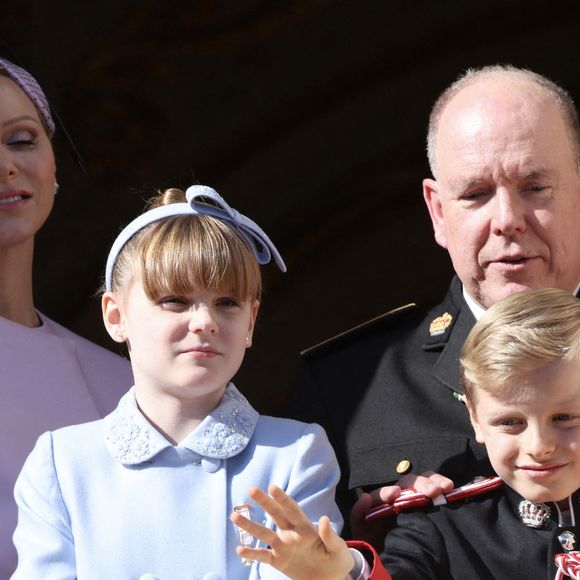 Accompagnés de leurs enfants, Jacques et Gabriella (10 ans), le couple se rendra sur les terres normandes et bretonnes

Le prince Albert II de Monaco, la princesse Charlene, le prince héréditaire Jacques et la princesse Gabriella - La famille princière de Monaco au balcon du palais, à l'occasion de la Fête Nationale de Monaco, le 19 novembre 2024. 

© Claudia Albuquerque / Bestimage