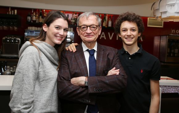 "Grandir avec un père qui vous aime d’un amour pur et sincère me portera toute ma vie. Grandir avec un père qui vous répète tous les jours « Elle est pas belle la vie?! » est la chose la plus extraordinaire du monde"

Jean-Luc Petitrenaud et ses enfants Louise et Antonin - Lancement du livre de J-L Petitrenaud "Les quatre saisons d'Emile et Marcelle" au restaurant Lavinia à Paris le 5 novembre 2018. © Denis Guignebourg/Bestimage