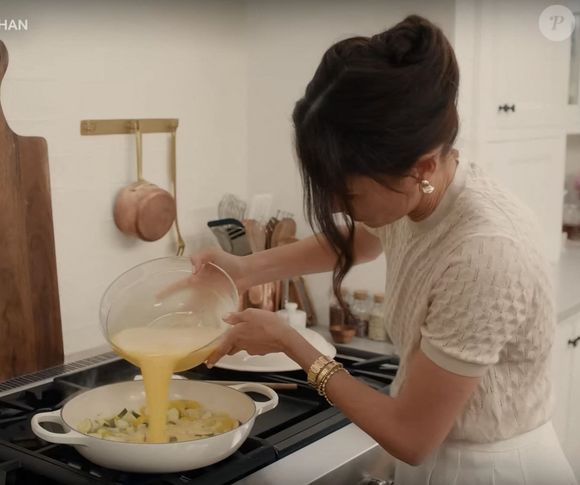 Los Angeles, CA - Le prince Harry se blottit contre Meghan Markle dans la première bande-annonce de son nouveau programme Netflix With Love, Meghan/ La série Netflix, dont la première était prévue pour le 15 janvier 2025, marque une nouvelle étape personnelle pour Meghan, 43 ans, en tant qu'animatrice et productrice exécutive. (Backgrid UK/ Bestimage).