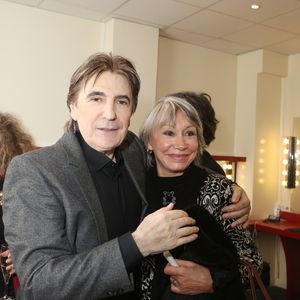 Serge Lama et son ex-femme Michèle Chauvier après son concert, dans sa loge du Grand Rex à Paris le 12 Octobre 2013. Crédit Denis Guignebourg / Bestimage