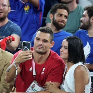 Florent Manaudou et Lola Duménil - Les célébrités assistent à la victoire de l'équipe de France de basket face au Canada (82-73) lors des Jeux Olympiques de Paris2024, le 6 août 2024. © Jacovides-Perusseau / Bestimage