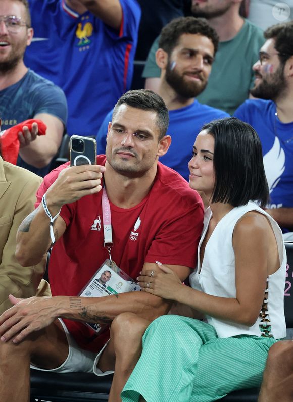 Florent Manaudou et Lola Duménil - Les célébrités assistent à la victoire de l'équipe de France de basket face au Canada (82-73) lors des Jeux Olympiques de Paris2024, le 6 août 2024. © Jacovides-Perusseau / Bestimage