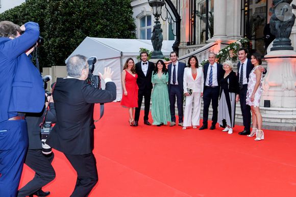 La famille Kretz : "L'Agence" sur TMC  : Olivier Kretz, Sandrine Kretz, Louis Kretz, guest, Martin Kretz et sa femme Eve von Romberg, Majo (la grand-mère), Valentin Kretz et sa femme Charina Sarte - Soirée de gala des 50 ans de la Fondation Claude Pompidou à l'Hôtel Marcel Dassault à Paris le 12 avril 2022 (Rachid Bellak / LMS / Bestimage)