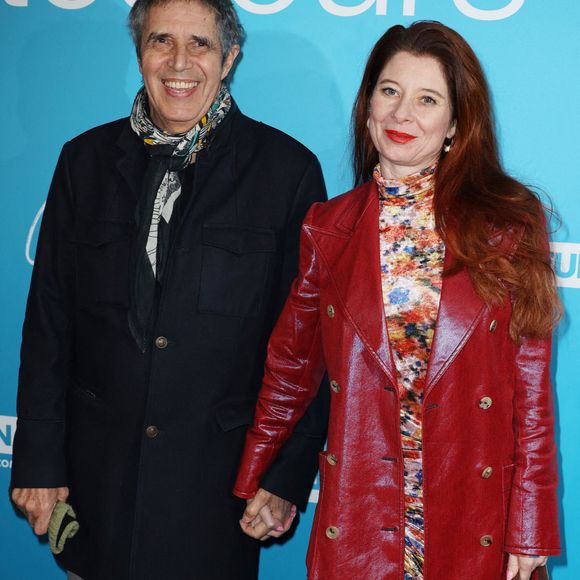 Julien Clerc et Hélène Gremillon assistent à la première de 'Je verrai toujours vos visages' à l'UGC Normandie le 14 mars 2023 à Paris, France. Photo par Jerome Dominé/ABACAPRESS.COM