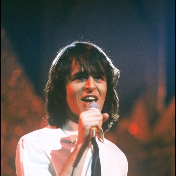 Repérée par un collaborateur du chanteur dans les couloirs du métro parisien, la jeune femme qui n'avait que 18 ans à l'époque vivait un enfer lorsqu'elle rentrait chez elle. 

Archives - Jean-Jacques Goldman aux Francofolies en 1983  @AGENCE / BESTIMAGE