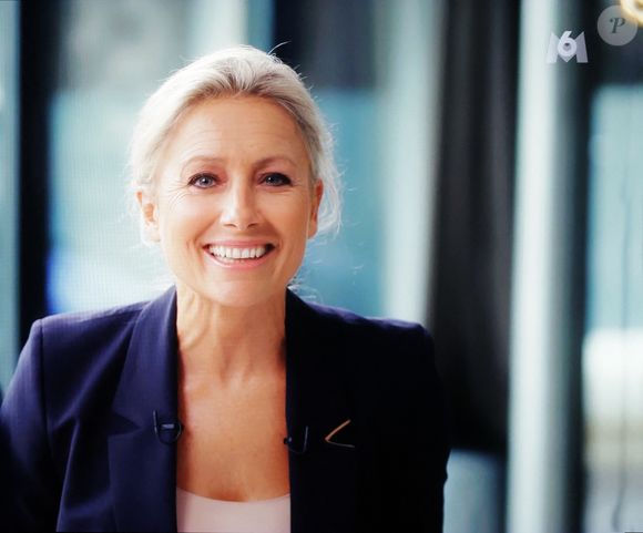 Ainsi, il semble plus logique de la renommer 2010 (pour 20h10) que 2020 (pour 20h20)

Captures d'écran de la première émission de Anne-Sophie Lapix "20 20" sur M6 avec son premier invité Kylian Mbappé le 7 septembre 2025.

© Alain Guizard / Bestimage