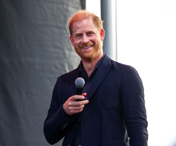 Cette discussion va-t-elle apaiser les tensions présentes depuis 2020 ?

Le prince Harry, duc de Sussex lors de sa prestation sur scène au concert One805 Live, qui se tenait dans la propriété en bord de mer de la star du cinéma Kevin Costner à Summerland, en Californie. © Zuma Press / Bestimage