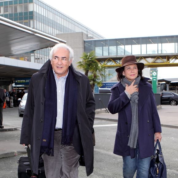 Anne Sinclair revient de loin... En 2011, elle avait affiché un soutien sans faille à son ex-mari Dominique Strauss-Kahn dont elle a depuis divorcé, suite à l'affaire du Sofitel. Arrêté en Outre-Atlantique, l'ex-patron du FMI avait été accusé d’agression sexuelle par Nafissatou Diallo, une femme de chambre de Manhattan. 

Arrivée de Dominique Strauss Kahn et Anne-Sinclair à l'aéroport d'Orly Sud de retour de Marrakech - 2012.  (AGENCE / BESTIMAGE)