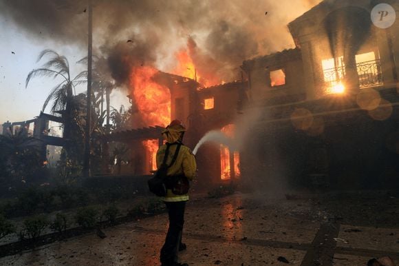 Un incendie côtier en Californie brûle 20 maisons et oblige à des évacuations, à Laguna Niguel, Californie © Ruaridh Stewart/Zuma Press/Bestimage