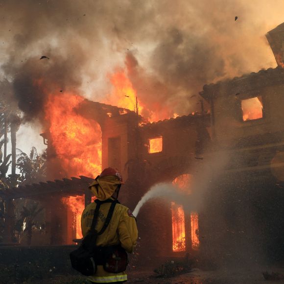 Un incendie côtier en Californie brûle 20 maisons et oblige à des évacuations, à Laguna Niguel, Californie © Ruaridh Stewart/Zuma Press/Bestimage