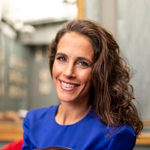 Clémence Castel, habillée par le chocolatier Nicolas Morin et la styliste Flory Brisset lors d'un essayage en prévision du défilé du salon du chocolat 2022 à Paris, France, le 21 octobre 2022. Pierre Perusseau/Bestimage