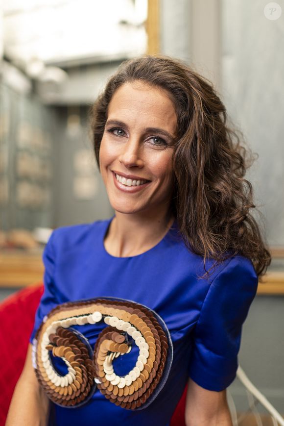 Clémence Castel, habillée par le chocolatier Nicolas Morin et la styliste Flory Brisset lors d'un essayage en prévision du défilé du salon du chocolat 2022 à Paris, France, le 21 octobre 2022. Pierre Perusseau/Bestimage