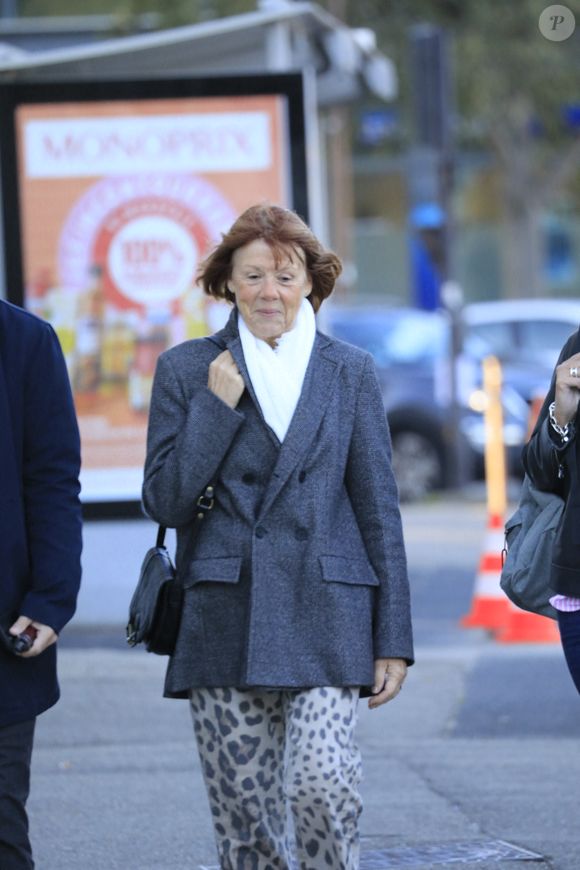 Reprise du procès des viols de Mazan: Gisèle Pélicot arrive au palais de justice d'Avignon lors du procès de son ex-mari D.Pelicot, accusé de l'avoir droguée pendant près de dix ans et d'avoir invité des inconnus à la violer à leur domicile de Mazan, une petite ville du sud de la France, à Avignon. Le 11 octobre 2024. Un tribunal de la ville méridionale d'Avignon juge D.Pelicot, un retraité de 71 ans, pour avoir violé à plusieurs reprises et enrôlé des dizaines d'étrangers pour violer sa femme fortement sous sédatifs dans son propre lit pendant une décennie. Cinquante autres hommes, âgés de 26 à 74 ans, sont également jugés pour leur implication présumée, dans une affaire qui a horrifié la France. Les procédures judiciaires, qui se déroulent jusqu'en décembre, sont ouvertes au public à la demande de l'ex-femme et victime de Dominique Pelicot. © Franz Chavaroche / Bestimage