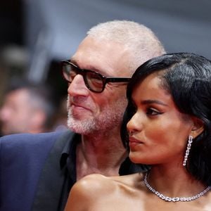 Mais après un post-partum difficile, la jeune femme a décidé de s'envoler vers le Brésil, son pays natal.

Vincent Cassel et Narah Baptista à la montée des marches du film "Parthenope" lors du 77ème Festival International du Film de Cannes, le 21 mai 2024.

Photo : Jacovides-Moreau / Bestimage