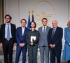 Sophia Aram et Arthur, ont été choisis par la LICRA et la famille Pierre-Bloch pour leur engagement ferme et constant dans la lutte contre l'antisémitisme.
Les petits enfants de Claude Pierre-Bloch, Mario Stasi, président de la Ligue internationale contre le racisme et l’antisémitisme, LICRA, Sophia Aram, lauréate, Emmanuel Macron, président de la République, Claude Pierre-Bloc, vice-président de la LICRA, Brigitte Macron et l'animateur Arthur (Jacques Essebag) lauréat, lors de la remise du prix Jean Pierre-Bloch de la LICRA, à l Elysée, le 2 avril 2025. © Eric Tschaen / pool / Bestimage