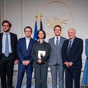 Sophia Aram et Arthur, ont été choisis par la LICRA et la famille Pierre-Bloch pour leur engagement ferme et constant dans la lutte contre l'antisémitisme.

Les petits enfants de Claude Pierre-Bloch, Mario Stasi, président de la Ligue internationale contre le racisme et l’antisémitisme, LICRA, Sophia Aram, lauréate, Emmanuel Macron, président de la République,  Claude Pierre-Bloc, vice-président de la LICRA, Brigitte Macron et l'animateur Arthur (Jacques Essebag) lauréat, lors de la remise du prix Jean Pierre-Bloch de  la LICRA, à l Elysée, le 2 avril 2025.  © Eric Tschaen / pool / Bestimage