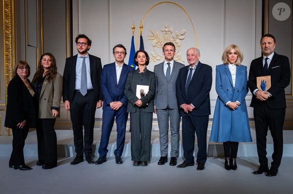 Sophia Aram et Arthur, ont été choisis par la LICRA et la famille Pierre-Bloch pour leur engagement ferme et constant dans la lutte contre l'antisémitisme.

Les petits enfants de Claude Pierre-Bloch, Mario Stasi, président de la Ligue internationale contre le racisme et l’antisémitisme, LICRA, Sophia Aram, lauréate, Emmanuel Macron, président de la République,  Claude Pierre-Bloc, vice-président de la LICRA, Brigitte Macron et l'animateur Arthur (Jacques Essebag) lauréat, lors de la remise du prix Jean Pierre-Bloch de  la LICRA, à l Elysée, le 2 avril 2025.  © Eric Tschaen / pool / Bestimage