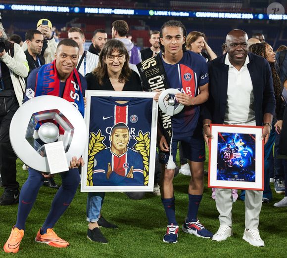 Kylian Mbappé, son frère Ethan Mbappé, sa maman Fayza Lamari et son père Wilfrid Mbappé -  Dernier match de Kylian Mbappé (25 ans) avec le PSG en Ligue 1 Uber Eats lors de la rencontre "PSG-Toulouse" (1-3) au Parc des Princes à Paris le 12 mai 2024. © Cyril Moreau/Bestimage