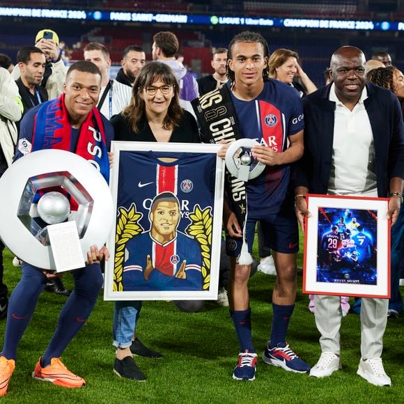 Kylian Mbappé, son frère Ethan Mbappé, sa maman Fayza Lamari et son père Wilfrid Mbappé -  Dernier match de Kylian Mbappé (25 ans) avec le PSG en Ligue 1 Uber Eats lors de la rencontre "PSG-Toulouse" (1-3) au Parc des Princes à Paris le 12 mai 2024. © Cyril Moreau/Bestimage