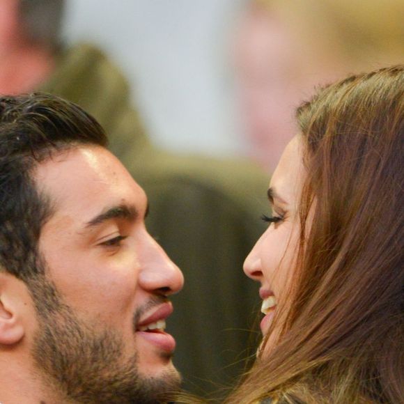Maxime Mermoz et Barbara Morel lors du match du tournoi des VI Nations entre la France et l'Angleterre au Stade de France à Saint-Denis, le 1er février 2014