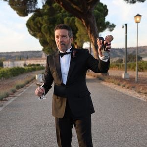 Antonio Banderas rencontre la presse après le mariage de sa fille et trinque avec elle, le 18 octobre 2025, à Sardón del Duero (Valladolid, Castilla y León, Espagne). Photo par José Ruiz / Europa Press/ABACAPRESS.COM