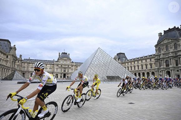 Huit bijoux de la couronne de France ont été dérobés.

Etape 21 de la 112ème édition du Tour de France, le 24 juillet 2025, à proximité du Louvre