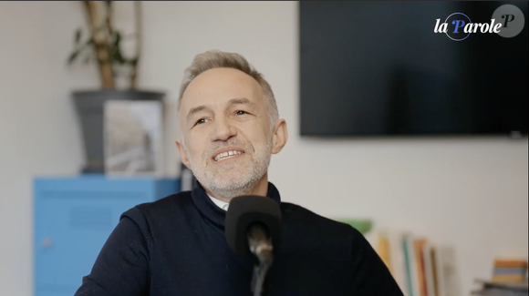 Emmanuel Grégoire, candidat à la mairie de Paris, a fait quelques confidences au sujet de sa jeunesse et ses complexes. Capture d'écran "La Parole" sur Youtube