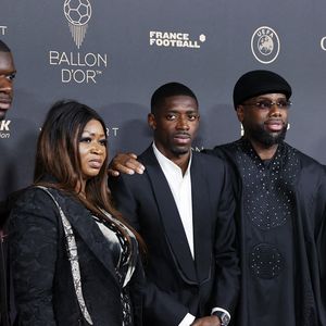 Fatima, la maman d'Ousmane Dembélé était présente

Le joueur français du Paris Saint-Germain Ousmane Dembele (C) pose pour une photo avec sa famille sur le tapis rouge avant la cérémonie de remise du Ballon d'Or France Football 2025 au Théâtre du Chatelet à Paris, France, le 22 septembre 2025. Photo de Xinhua/ABACAPRESS.COM/Gao Jing)