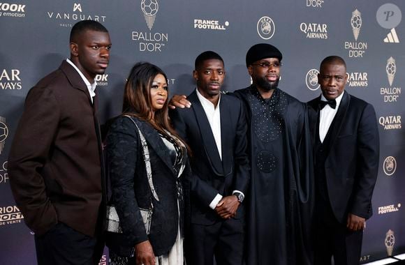 Fatima, la maman d'Ousmane Dembélé était présente

Le joueur français du Paris Saint-Germain Ousmane Dembele (C) pose pour une photo avec sa famille sur le tapis rouge avant la cérémonie de remise du Ballon d'Or France Football 2025 au Théâtre du Chatelet à Paris, France, le 22 septembre 2025. Photo de Xinhua/ABACAPRESS.COM/Gao Jing)