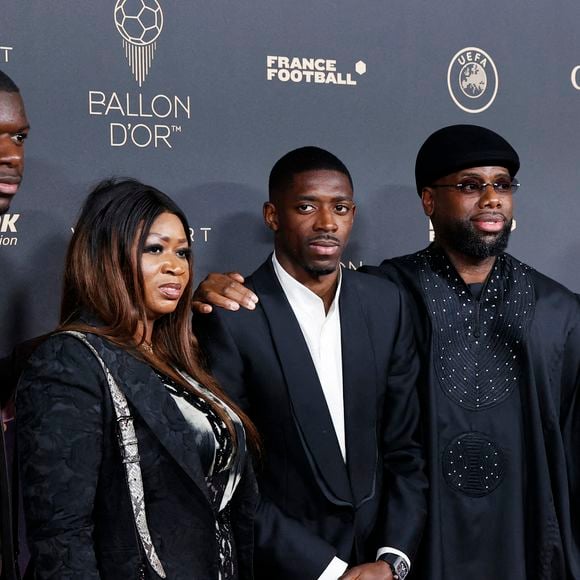 Fatima, la maman d'Ousmane Dembélé était présente

Le joueur français du Paris Saint-Germain Ousmane Dembele (C) pose pour une photo avec sa famille sur le tapis rouge avant la cérémonie de remise du Ballon d'Or France Football 2025 au Théâtre du Chatelet à Paris, France, le 22 septembre 2025. Photo de Xinhua/ABACAPRESS.COM/Gao Jing)