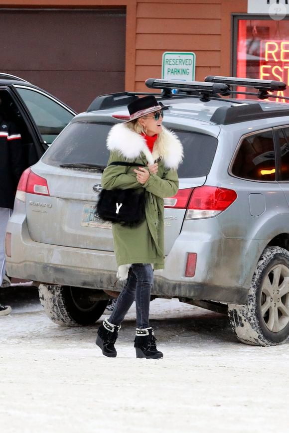 Exclusif - Laeticia Hallyday, ses filles Jade et Joy arrivent à l'aéroport de Bozeman dans le Montana pour un séjour au ski, le 15 février 2020. © Agence / Bestimage
