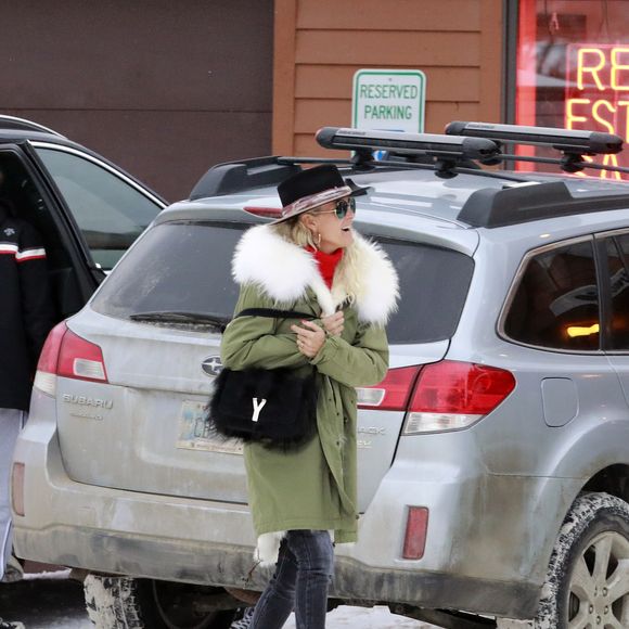 Exclusif - Laeticia Hallyday, ses filles Jade et Joy arrivent à l'aéroport de Bozeman dans le Montana pour un séjour au ski, le 15 février 2020. © Agence / Bestimage