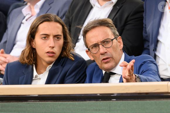 Son fils Gabin est quant à lui revenu des Etats-Unis, après avoir étudié en école de commerce, et occupe un poste dans une entreprise à Paris.

Julien Courbet et son fils Gabin Courbet dans les tribunes lors des Internationaux de France de tennis à Roland Garros le 30 mai 2022 à Paris, France. Photo Laurent Zabulon/Abaca
