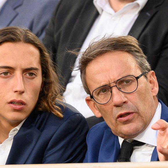 Son fils Gabin est quant à lui revenu des Etats-Unis, après avoir étudié en école de commerce, et occupe un poste dans une entreprise à Paris.

Julien Courbet et son fils Gabin Courbet dans les tribunes lors des Internationaux de France de tennis à Roland Garros le 30 mai 2022 à Paris, France. Photo Laurent Zabulon/Abaca