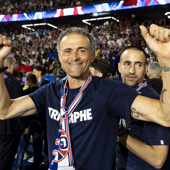 La mère d’un jeune garçon remercie Luis Enrique

Luis Enrique - Les joueurs du PSG célèbrent leur titre de Champion d'Europe au Parc Des Princes à Paris.
© Cyril Moreau/Bestimage