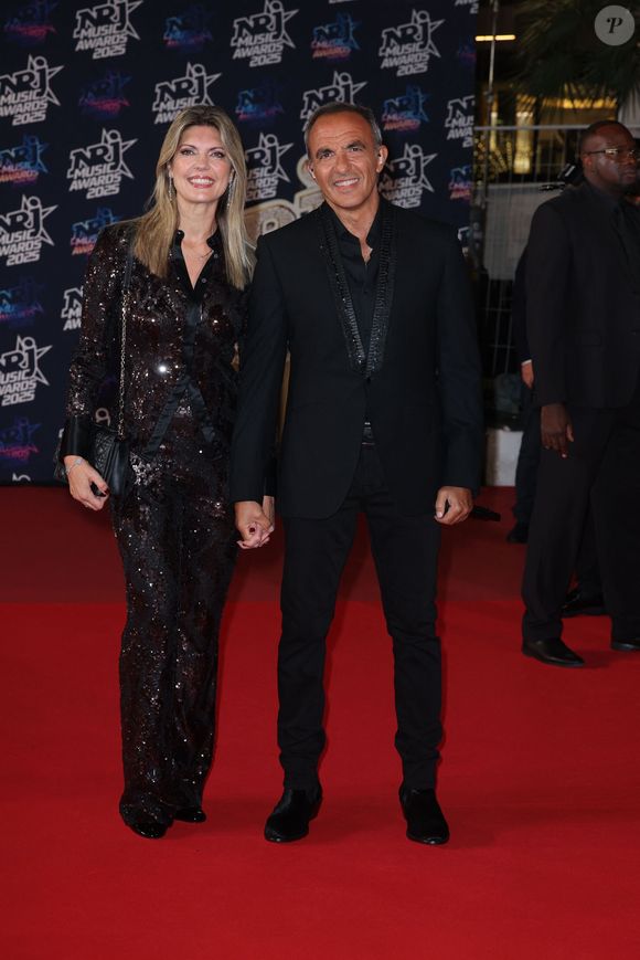 Nikos Aliagas et sa femme Tina Grigoriou au photocall de la 27ème édition des NRJ Music Awards au palais des Festivals de Cannes, France, le 31 octobre 2025. © Dominique Jacovides/Bestimage
