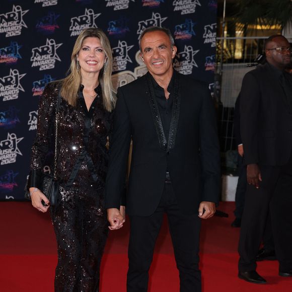 Nikos Aliagas et sa femme Tina Grigoriou au photocall de la 27ème édition des NRJ Music Awards au palais des Festivals de Cannes, France, le 31 octobre 2025. © Dominique Jacovides/Bestimage