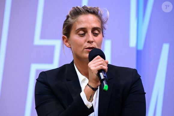 "Elle regarde ses mains et réalise avec soulagement qu'elles fonctionnent et ne sont pas cassées. C'est important les mains pour elle."
Pauline Deroulede (Champione de Francede tennis en fauteuil) lors de "Demain le Sport", évènement imaginé par L’Equipe, avec FranceInfo et France Télévisions à la Maison de la Radio à Paris, France, le 22 septembre 2022. © Federico Pestellini/Panoramic/Bestimage