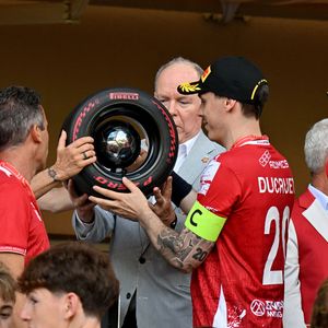 La princesse Stéphanie de Monaco et le prince Albert II de Monaco ont remis la coupe à Louis Ducruet (président des Barbagiuans), le capitaine des Barbagiuans vainqueur par 6 buts à 2 lors du match de football caritatif au stade Louis II de Monaco opposant les Barbagiuans aux pilotes de l'équipe Nazionale Piloti dans le cadre de la "Racing Stars Football Cup" le 3 juin 2026.
Depuis 35 ans, des pilotes automobiles participent chaque année à un match de football caritatif organisé à Monaco. Ce " match des pilotes " a accueilli tous les plus grands de la Formule 1, y compris Michael Schumacher. En 2025, une nouvelle mouture a vu le jour, la Racing Stars Football Cup, sous la houlette de Louis Ducruet, le fils de la princesse Stéphanie. Ce 3 juin 2026, avait lieu la deuxième édition de l'événement caritatif, organisé au profit de deux associations.
Les fonds récoltés lors de l'événement seront reversés à deux associations. La première est " Mercy Ships ", qui déploie des navires-hôpitaux afin d'offrir des soins chirurgicaux gratuits en Afrique. La seconde association est " Les Soins de l'espoir ", qui est engagée auprès d'enfants et d'adultes défavorisés en Asie du Sud-Est, notamment au Vietnam.
Les Barbagiuans ont remporté le match 6 - 2

© Bruno Bebert / Bestimage