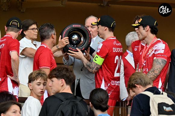 La princesse Stéphanie de Monaco et le prince Albert II de Monaco ont remis la coupe à Louis Ducruet (président des Barbagiuans), le capitaine des Barbagiuans vainqueur par 6 buts à 2 lors du match de football caritatif au stade Louis II de Monaco opposant les Barbagiuans aux pilotes de l'équipe Nazionale Piloti dans le cadre de la "Racing Stars Football Cup" le 3 juin 2026.
Depuis 35 ans, des pilotes automobiles participent chaque année à un match de football caritatif organisé à Monaco. Ce " match des pilotes " a accueilli tous les plus grands de la Formule 1, y compris Michael Schumacher. En 2025, une nouvelle mouture a vu le jour, la Racing Stars Football Cup, sous la houlette de Louis Ducruet, le fils de la princesse Stéphanie. Ce 3 juin 2026, avait lieu la deuxième édition de l'événement caritatif, organisé au profit de deux associations.
Les fonds récoltés lors de l'événement seront reversés à deux associations. La première est " Mercy Ships ", qui déploie des navires-hôpitaux afin d'offrir des soins chirurgicaux gratuits en Afrique. La seconde association est " Les Soins de l'espoir ", qui est engagée auprès d'enfants et d'adultes défavorisés en Asie du Sud-Est, notamment au Vietnam.
Les Barbagiuans ont remporté le match 6 - 2

© Bruno Bebert / Bestimage