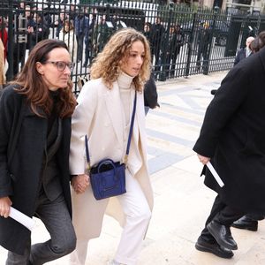 Clara Paban, Olivia Courbis arrivant à la cérémonie funéraire de Rolland Courbis à l'église de la Madeleine à Paris, France, le 14 janvier 2026. Rolland Courbis, ancien footballeur français, entraîneur et commentateur médiatique au franc-parler, est décédé à l'âge de 72 ans. Photo par Jerome Domine/ABACAPRESS.COM